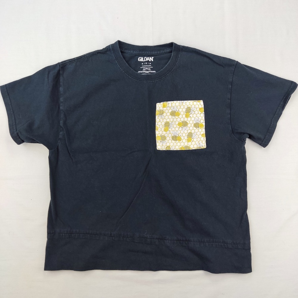 Gildan T-Shirt Unisex Medium Black Bee Pocket Boxy Cropped Cotton Short Sleeve
